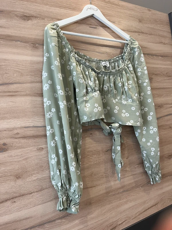 Lehký crop top s dlouhým rukávem