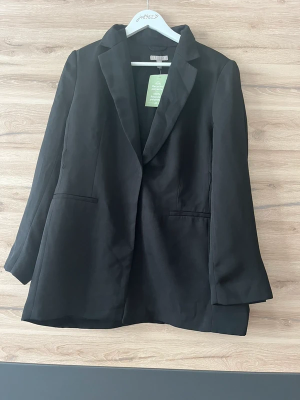 Elegantní černé sako — detail