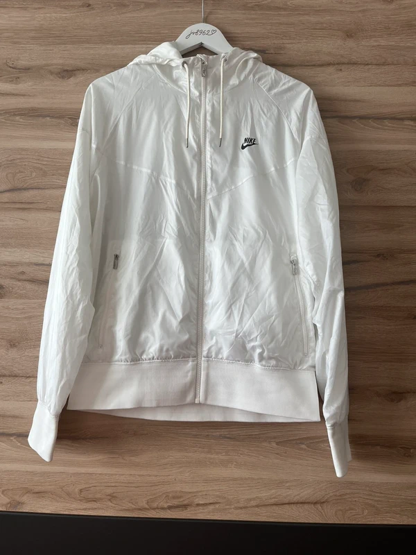 Lehká bunda Nike Windrunner — detail