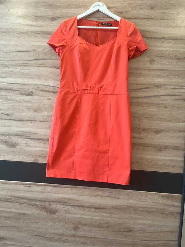 Elegantní šaty Betty Barclay — detail