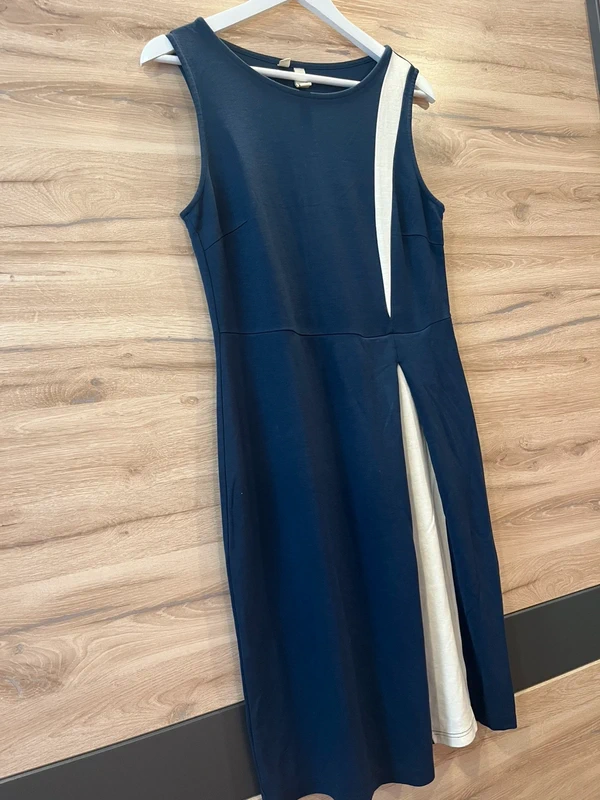 Tmavě modré šaty Bodyflirt boutique — detail