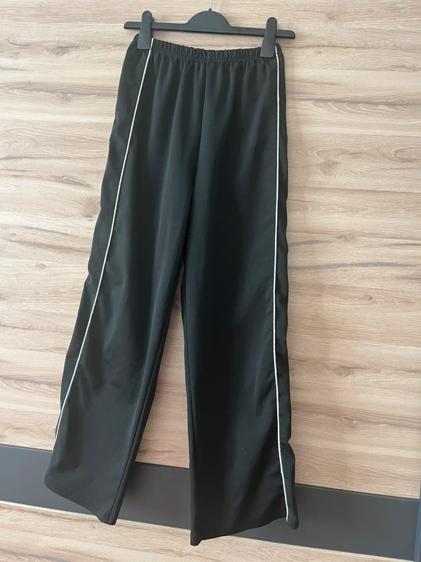 Černé sportovní kalhoty s bočním pruhem