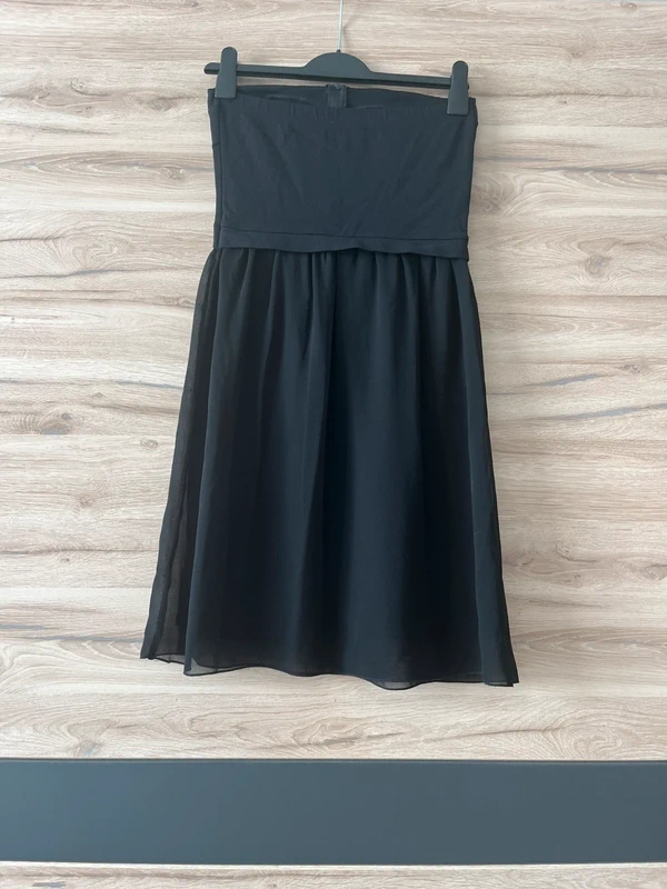 Malé černé šaty bez ramínek — fotka 3