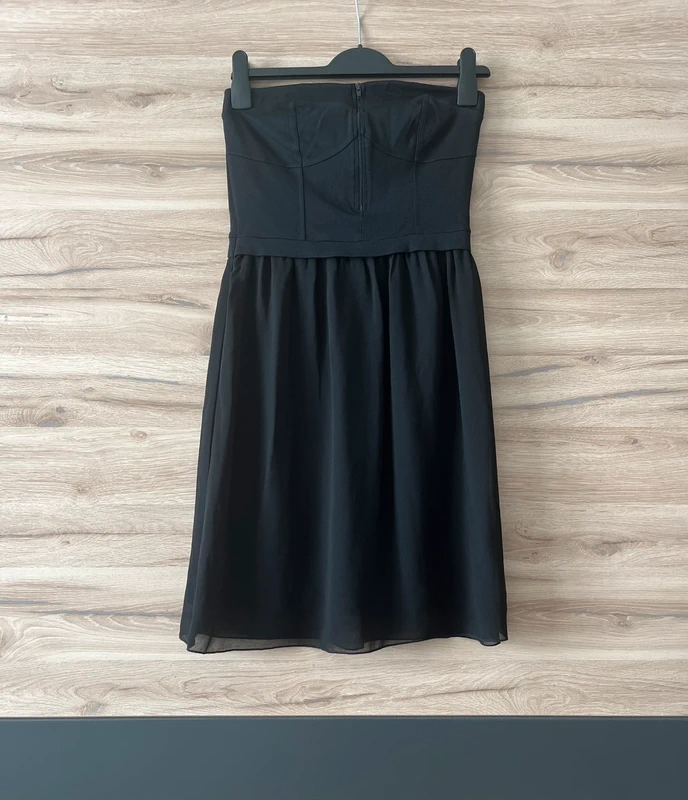 Malé černé šaty bez ramínek