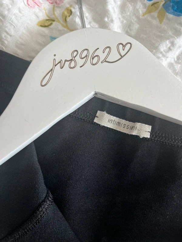 Malé černé šaty bez ramínek — fotka 4