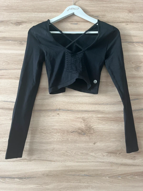 Cotton On sportovní crop top — detail