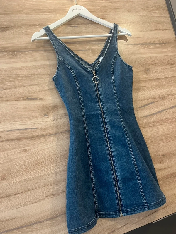 H&M Divided džínové mini šaty se zipem — fotka 2