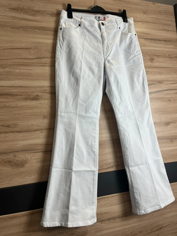 Bílé džíny Cabi — detail