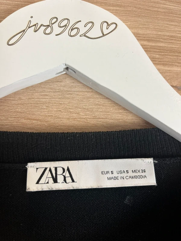 Zara svetřík s jemnými aplikacemi — fotka 4