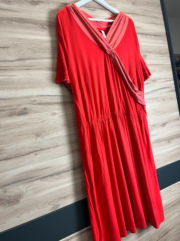 Červené šaty Sheego — detail