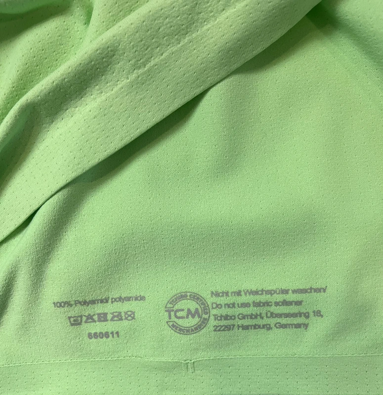 Sport Essentials – lehký sportovní crop top — fotka 5