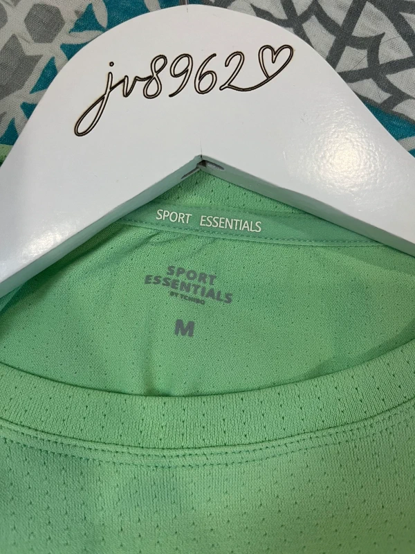 Sport Essentials – lehký sportovní crop top — fotka 4