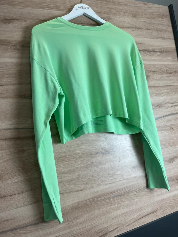 Sport Essentials – lehký sportovní crop top — fotka 2