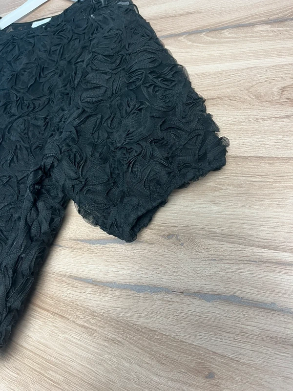 Černý texturovaný top — fotka 2