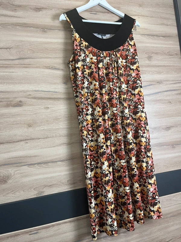 Laura Torelli květované šaty — fotka 2