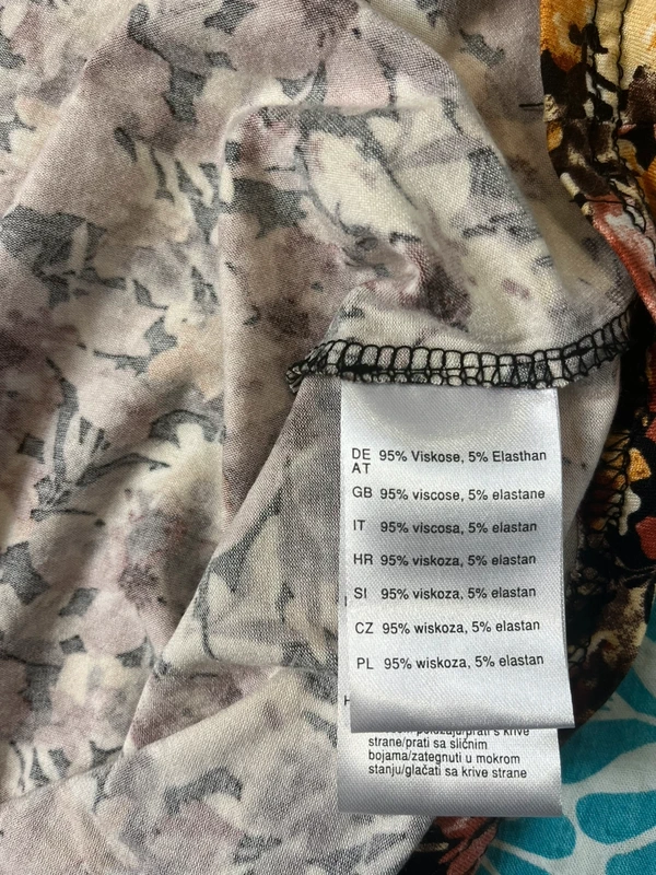 Laura Torelli květované šaty — fotka 5