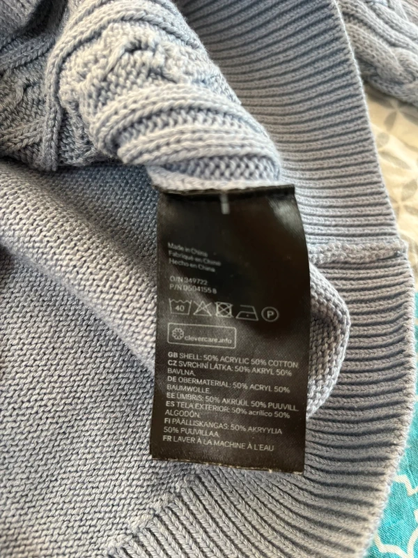 Modrý pletený svetr H&M Basic s copánkovým vzorem — fotka 5