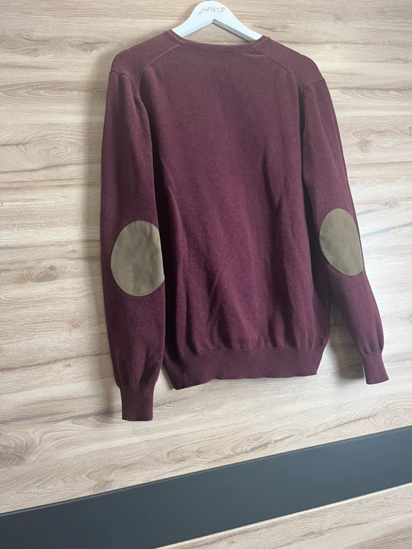 Bordó svetr s výstřihem do V — fotka 4