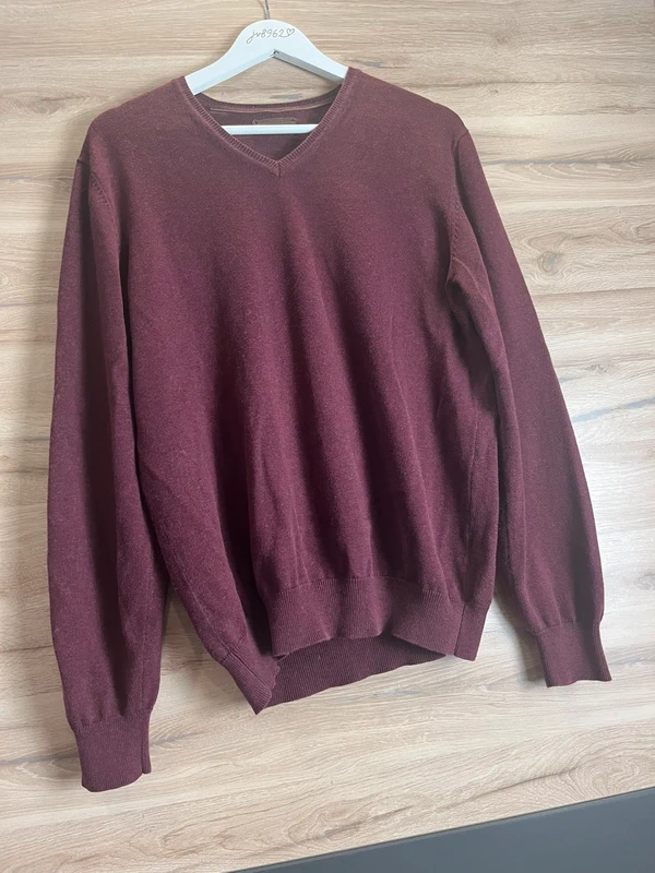 Bordó svetr s výstřihem do V — fotka 2