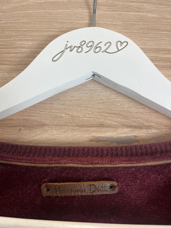 Bordó svetr s výstřihem do V — fotka 5