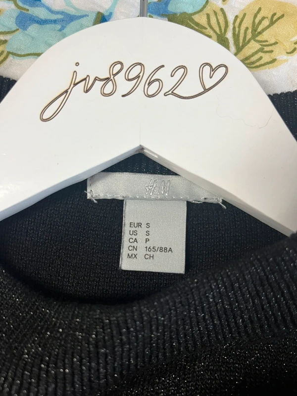 Černý svetr H&M s jemným třpytem — fotka 4
