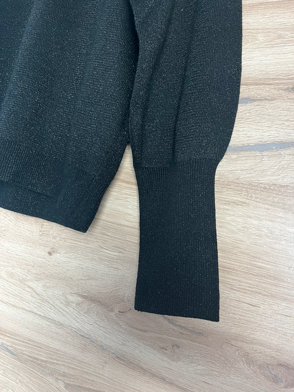 Černý svetr H&M s jemným třpytem — fotka 3