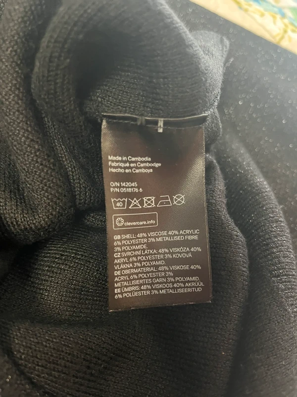 Černý svetr H&M s jemným třpytem — fotka 5