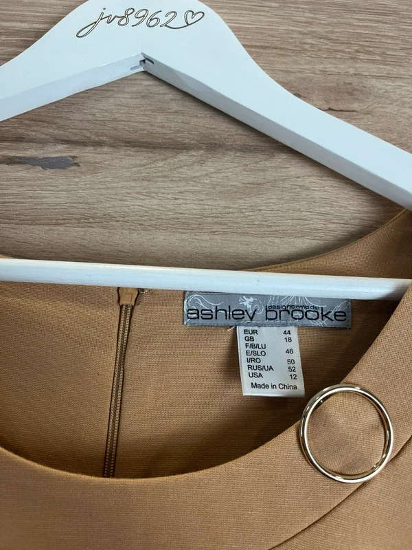 Béžové šaty Ashley Brooke — fotka 4