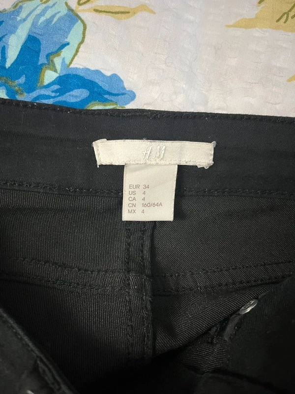 H&M černé džíny — fotka 4