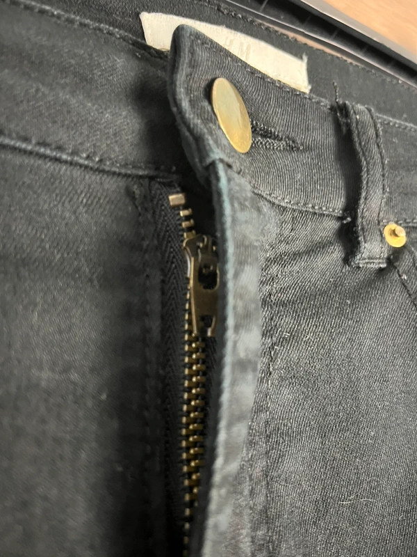 H&M černé džíny — fotka 3