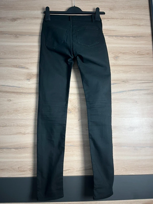 H&M černé džíny — fotka 2