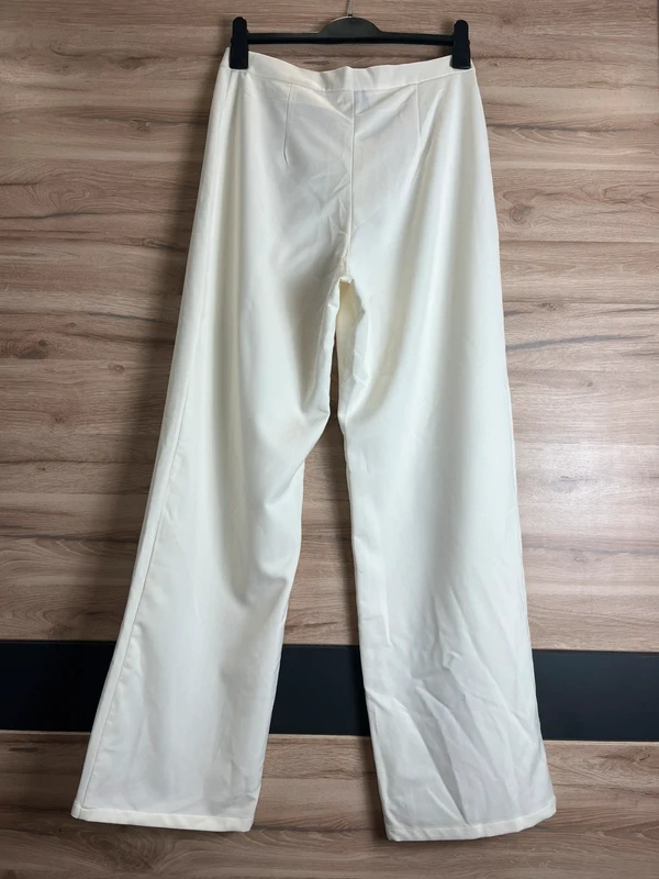 H&M – smetanové splývavé kalhoty se širokou nohavicí — fotka 2