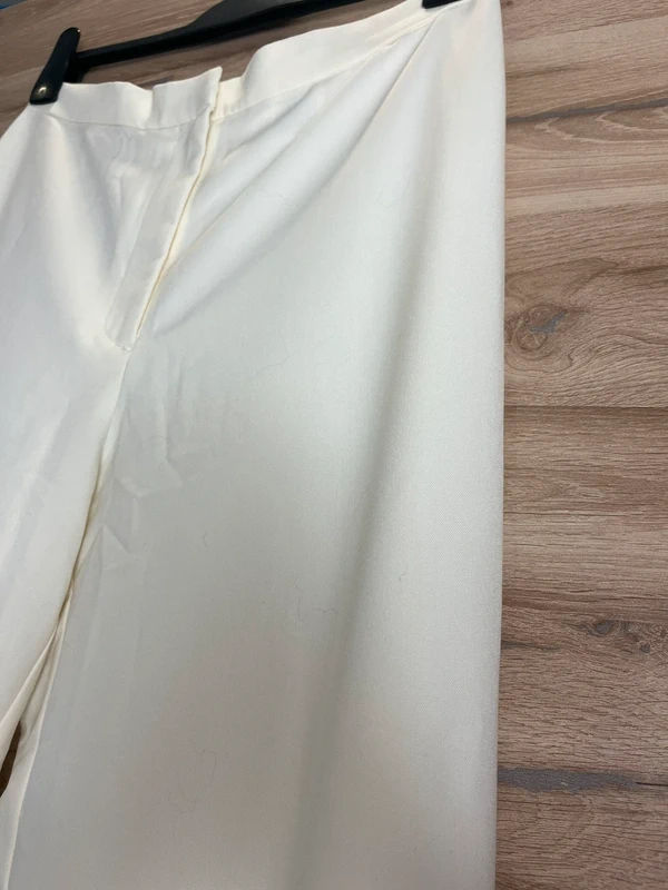 H&M – smetanové splývavé kalhoty se širokou nohavicí — fotka 3