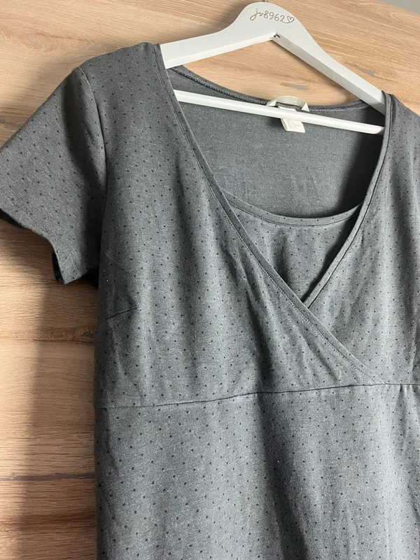 H&M Mama – šedý puntíkatý top s překládaným výstřihem — fotka 3