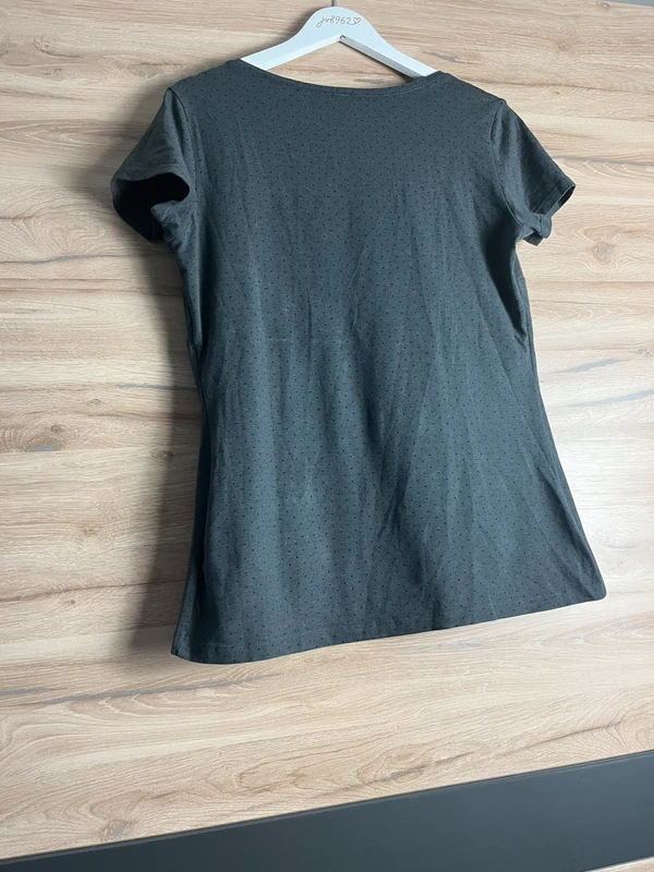 H&M Mama – šedý puntíkatý top s překládaným výstřihem — fotka 2