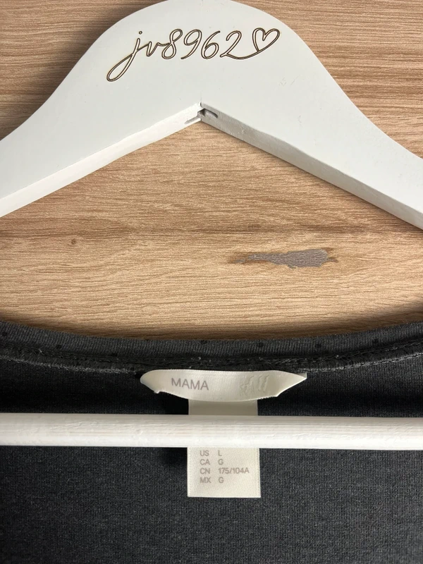 H&M Mama – šedý puntíkatý top s překládaným výstřihem — fotka 4