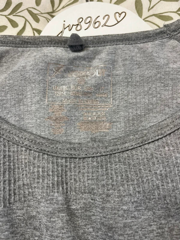 Šedé sportovní tričko Workout — fotka 3