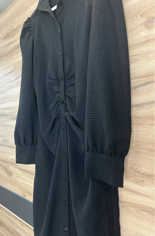 Černé košilové šaty s řasením (MNG) — fotka 3