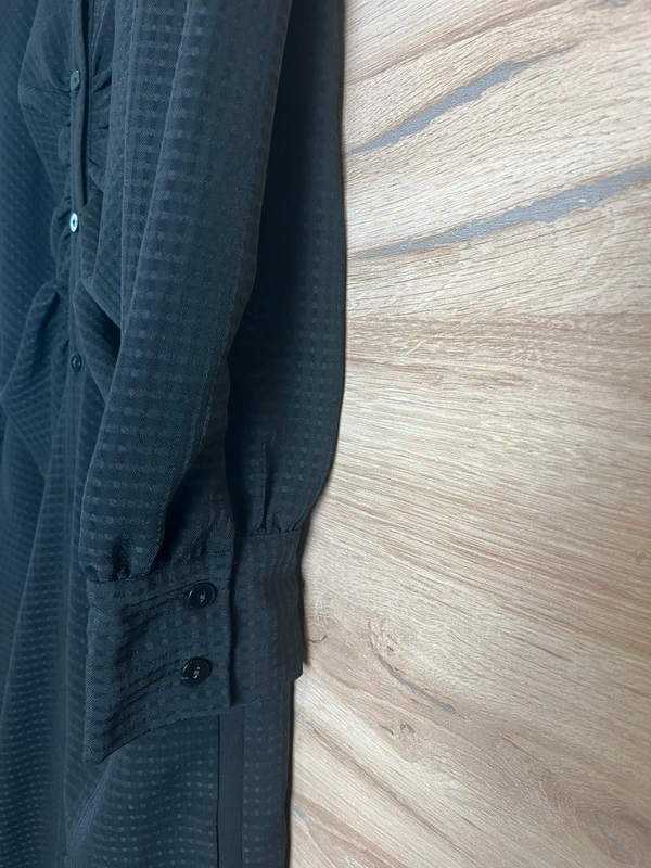 Černé košilové šaty s řasením (MNG) — fotka 4