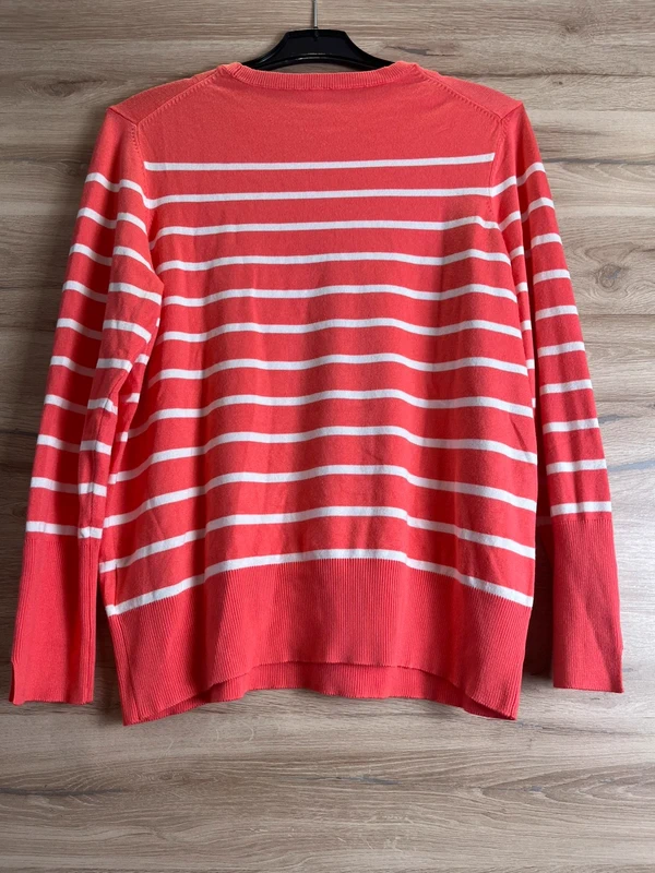 Pruhovaný svetr s ozdobnými knoflíčky na rukávech — fotka 2