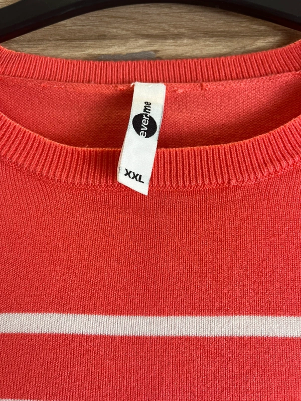 Pruhovaný svetr s ozdobnými knoflíčky na rukávech — fotka 4