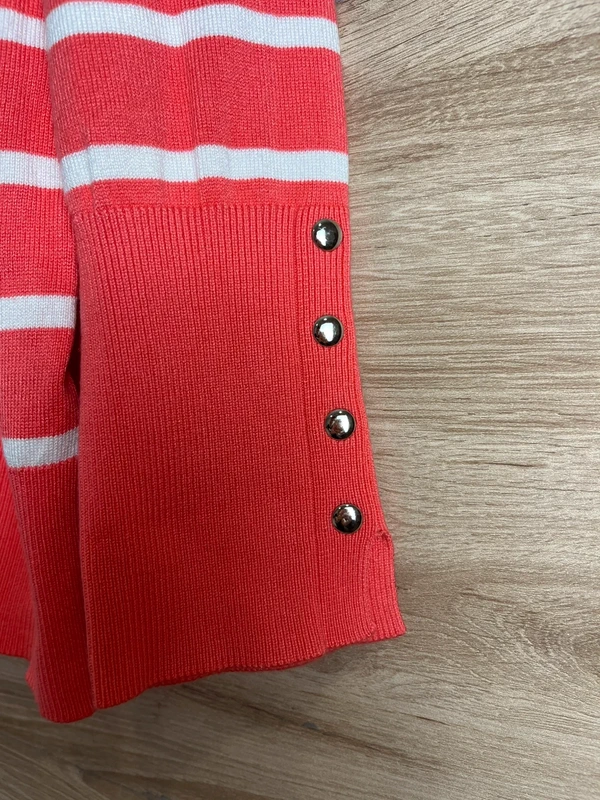 Pruhovaný svetr s ozdobnými knoflíčky na rukávech — fotka 3