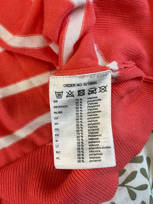 Pruhovaný svetr s ozdobnými knoflíčky na rukávech — fotka 5