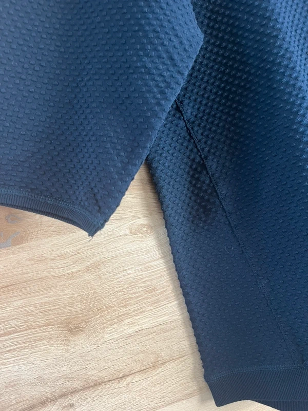 Lehká mikina se strukturovaným materiálem — fotka 3