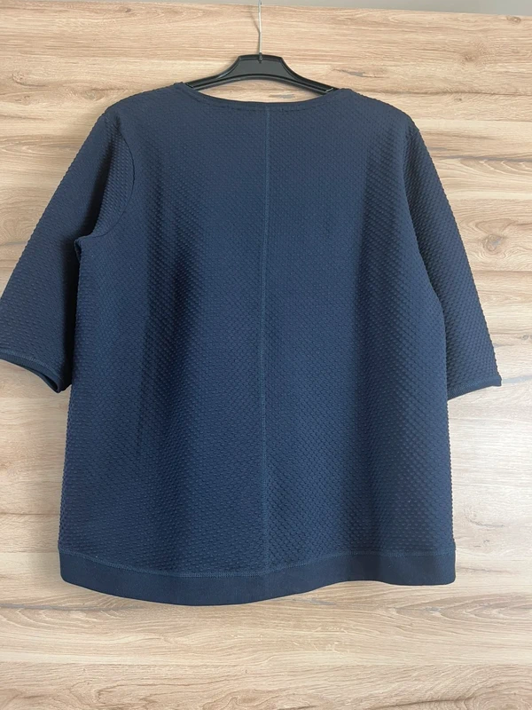 Lehká mikina se strukturovaným materiálem — fotka 2