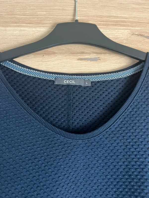 Lehká mikina se strukturovaným materiálem — fotka 4