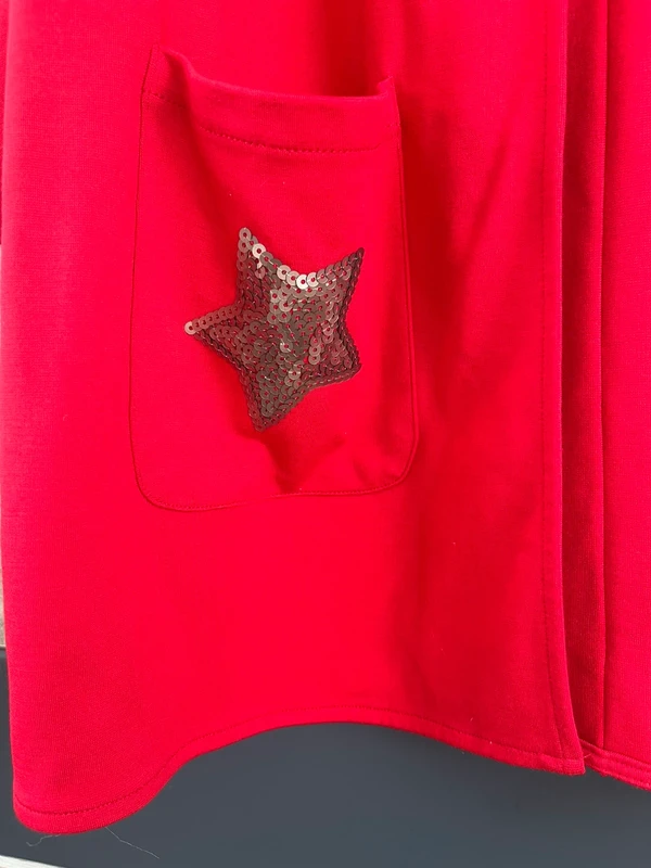 Pohodlný delší kousek s kapucí a flitrovým zdobením — fotka 3