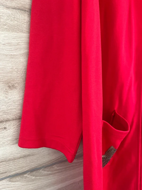 Pohodlný delší kousek s kapucí a flitrovým zdobením — fotka 2