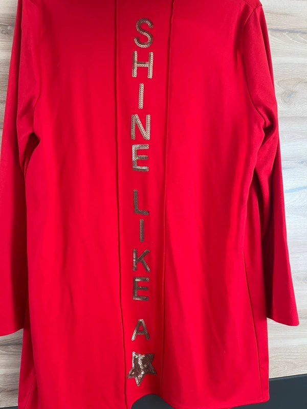 Pohodlný delší kousek s kapucí a flitrovým zdobením — fotka 5