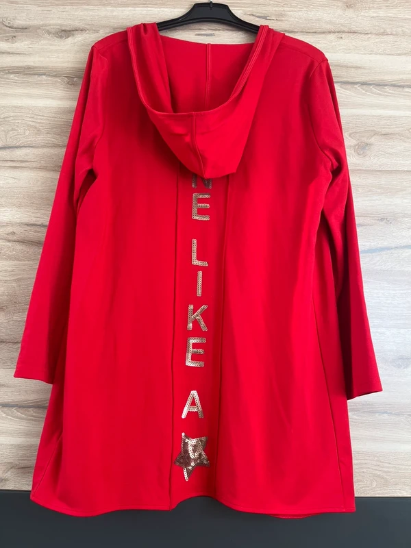 Pohodlný delší kousek s kapucí a flitrovým zdobením — fotka 4